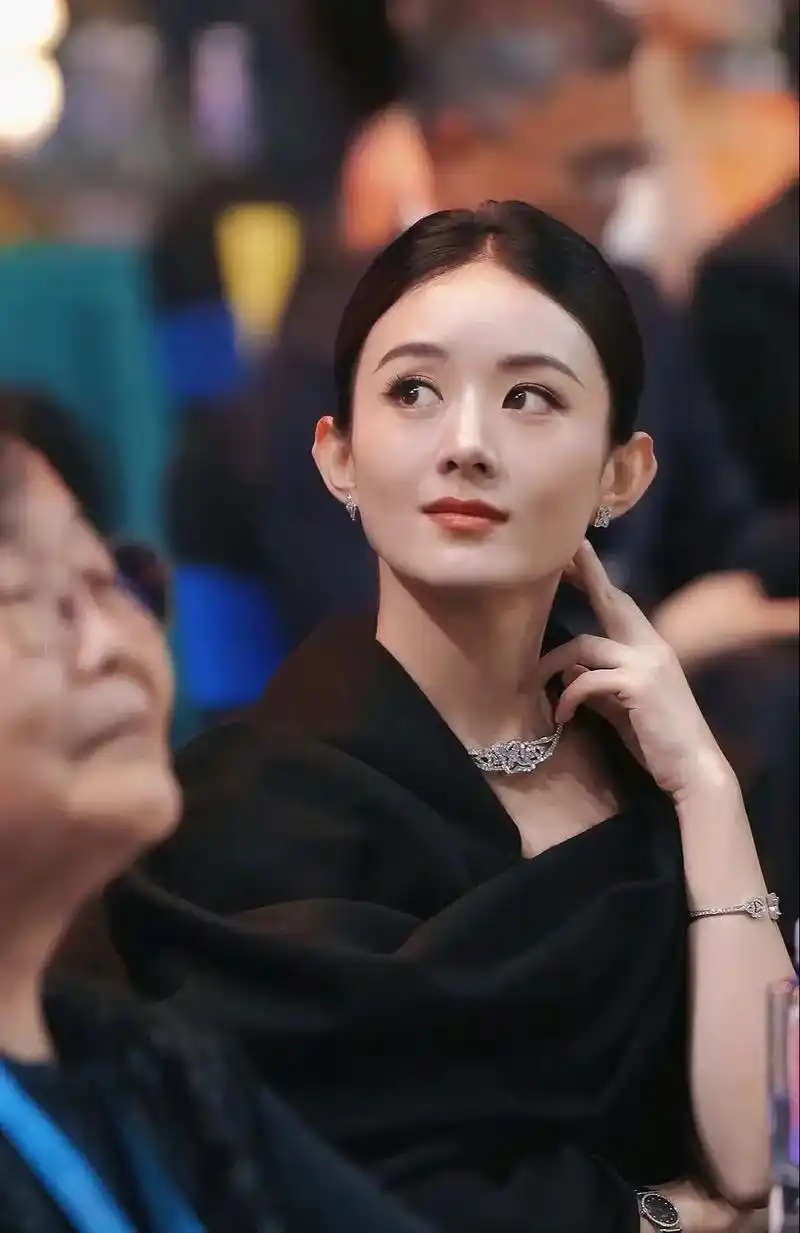 赵丽颖的花期我是真的佩服 年轻的时候婴儿肥是皮相美 现在骨骼 - 抖