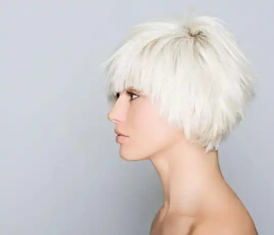 头发比较短的女生,选择的白发适合发型是很时尚的,直发式的短发发型