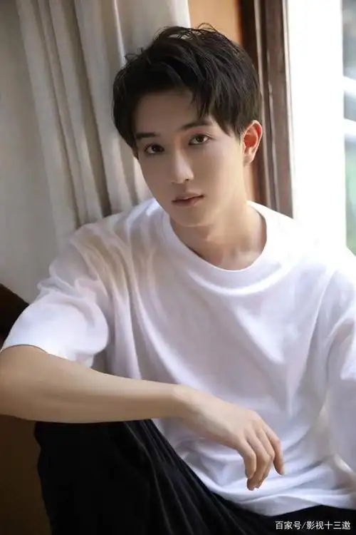 照片中,几张侧颜照呈现清晰的五官轮廓,光影斑驳交错,将阳光灿烂的