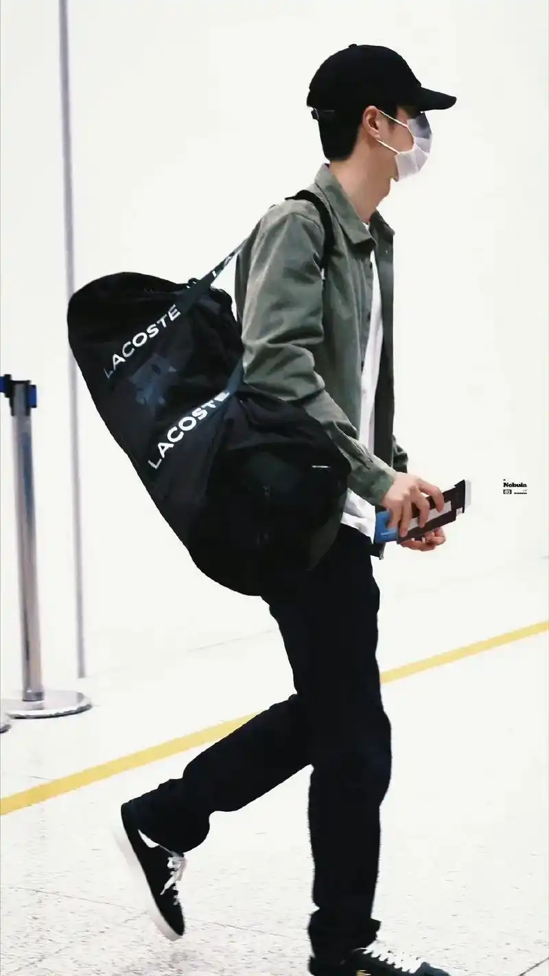 王一博 #机场穿搭 北京7615巴黎,起落平安!旅途愉快! - 抖音