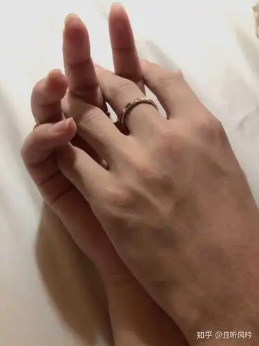 为什么发图秀恩爱都是发两只手而不是两张脸?