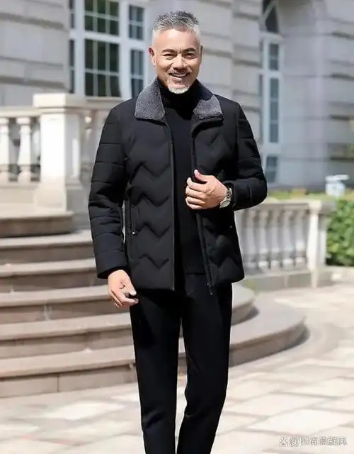 例如许多中年男士会选择深色夹克,认为这样看起来成熟稳重