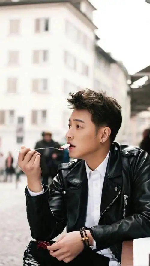 潘玮柏近照曝光!与郝邵文"撞脸"成新梗!网友:你脖子呢!