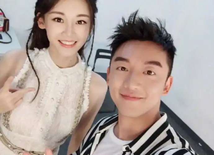 郑恺女友苗苗怀孕现身医院妇科检查要奉子成婚了吗