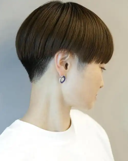 在选择发型时,不妨考虑一下女士推边短发,让自己在时尚的舞台上绽放出
