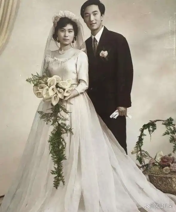 王珞丹晒父母结婚照,婚纱保存了42年,爸妈颜值一看就很贵族范