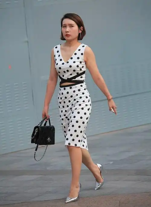 银色高跟鞋搭配波点连衣裙,紧致秀出美好身材