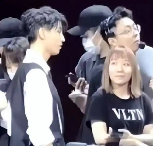 王俊凯和绯闻女经纪人杨柳疑似恋情被扒,2.