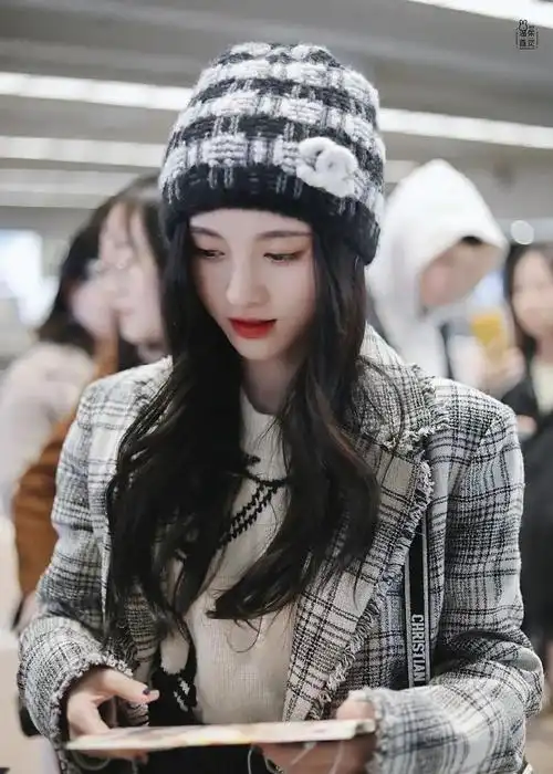 鞠婧祎机场私服冬日里的格子元素暖暖的甜甜的