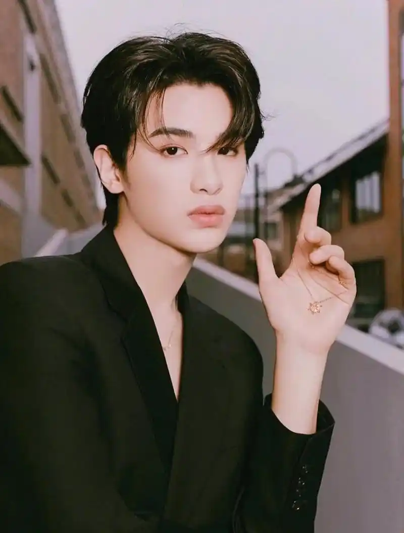 98昊瀚星辰 ,未来可期98——黄明昊 01姓名:黄明昊 98英文名