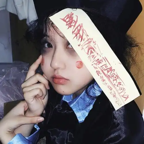 经典小僵尸～嘿嘿自己拍个万圣节可以用的头像分享吧～#万圣节就这么