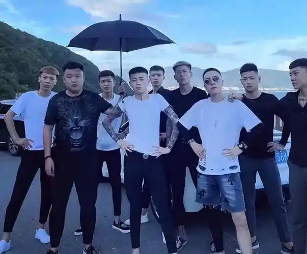 是一群满身"纹身",穿着紧身裤,豆豆鞋,在网上自称"社会人"的滑稽群体