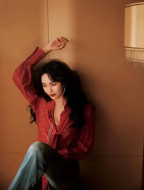 复古港姐范儿王紫璇摩登红色衬衣造型出席电影门锁首映礼