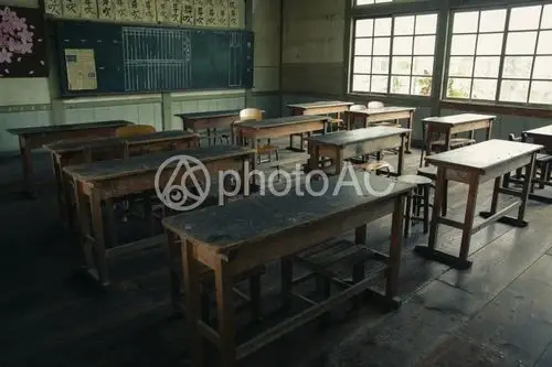 照片素材(图片): 废弃的教室