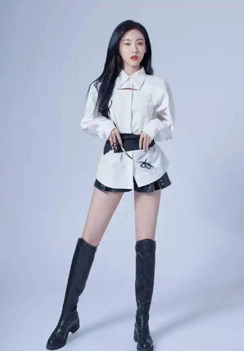 孙芮现身重庆大学穿学生服宣传新片25岁嫩似初中生