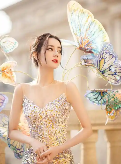 "顶流大花"迪丽热巴的感情扑朔迷离,绯闻不少,就是没遇见真爱_佟丽娅