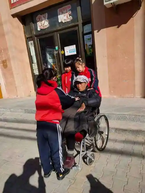 同学们帮助残疾老人过马路,助人为乐永不忘!
