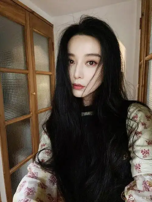 范冰冰近照曝光头发凌乱状态差双手抱胸和一群外国人喝下午茶