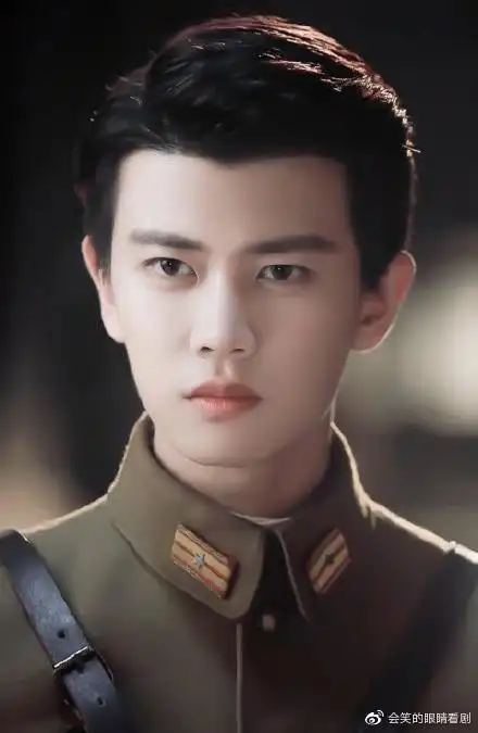 任嘉伦军装剧照一身军装又酷又飒气度不凡眼神里都是戏