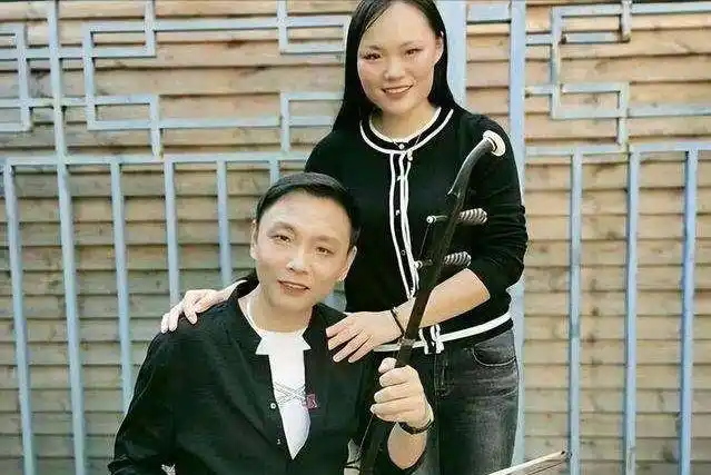 祁隆乐凡二人从上学时候认识,她们之间相差7岁,都不是什么富贵人家