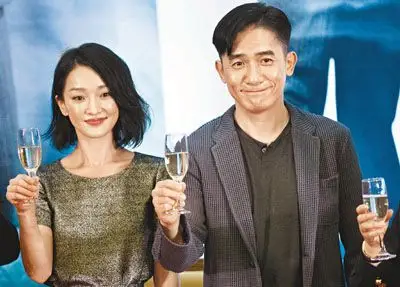 梁朝伟自曝与周迅接触频繁 传短信不怕绯闻