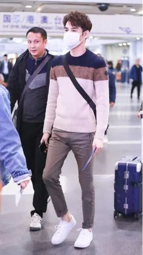 王凯毛衣休闲裤清爽帅气如初恋,182cm身高还卷裤脚,网友:厉害