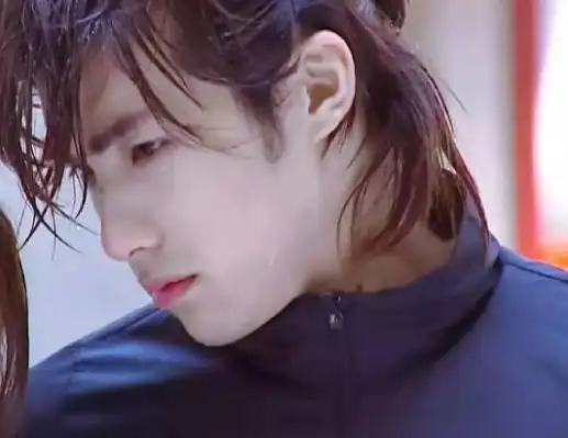 贺军翔被曝疑出轨!与美女街边拥吻,曾自曝老婆是初恋相恋13年