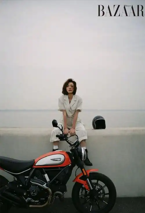 最近万茜引起了不小的热度,无论是大片拍摄还是参加《乘风破浪的姐姐