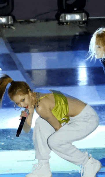 泫雅出现舞台事故上衣蝴蝶结突然崩开身材有料网友却说她敬业