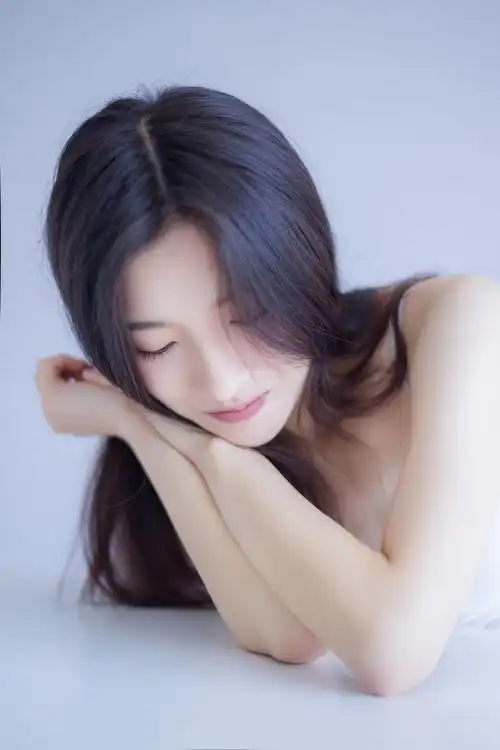 极品尤物吊带酥胸私房性感诱人写真