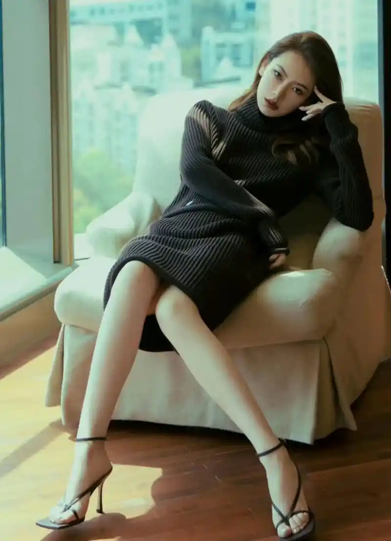 戚薇的脚真白啊![大笑]