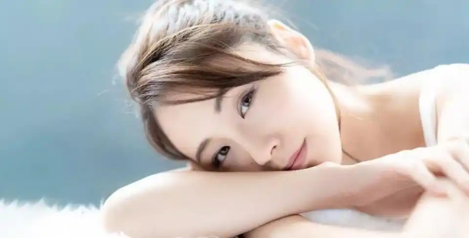 原创 墨迹小贤 3天前 我要分享 美白是女人一生的事业,这话一点儿没