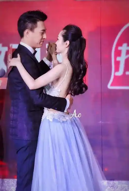 靳东和宋轶跳交际舞,看清他手放女生背后的位置,我没眼花吧?