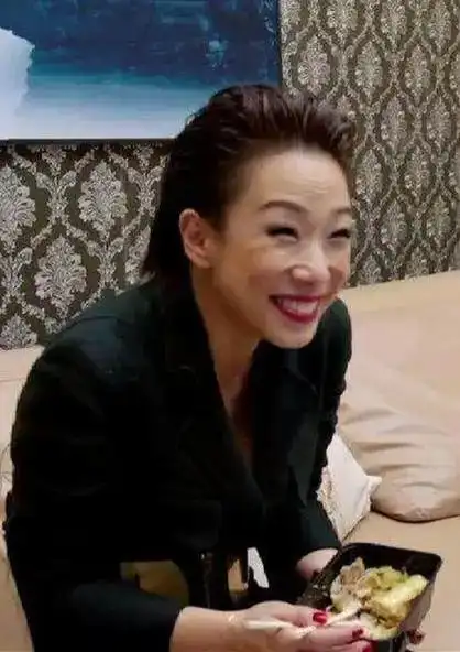 歌手林忆莲身材发福皱纹还那么多在她身上看到了大妈感