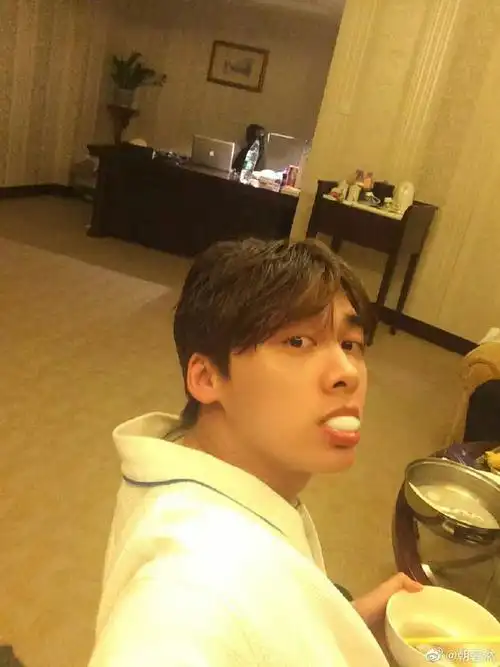 挑战每天按相册顺序发一张李易峰的照片