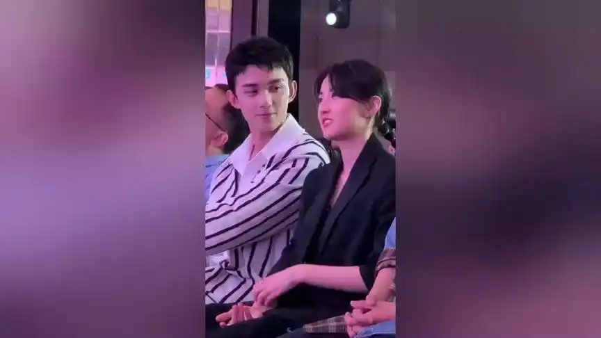 吴磊张子枫同台出席活动,热聊不断,眼神里全是宠爱
