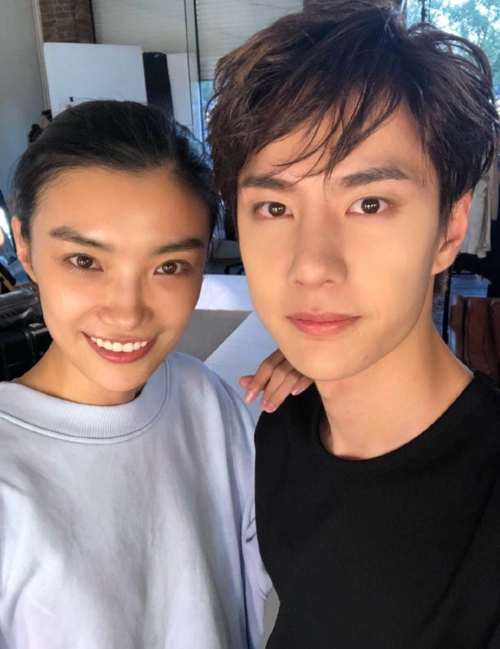 王一博和谁合照都有安全距离,唯独允许她"搂肩"?正脸堪称女神