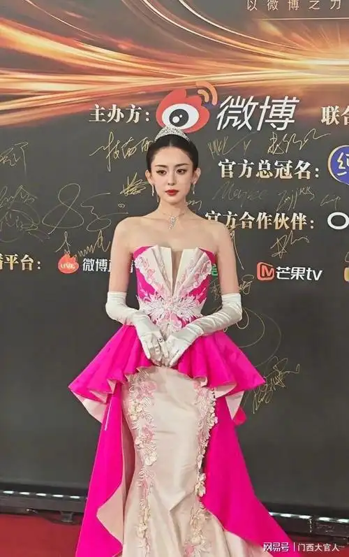 古力娜扎一身桃红大裙亮相微博之夜红毯引发粉丝热议