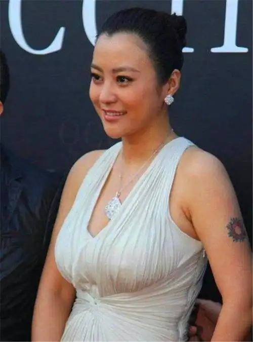 她是邓超前女友,二婚嫁刘烨,如今40岁发福成大妈