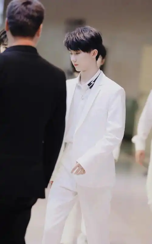 马嘉祺衬衫领带造型##马嘉祺晒特工风随拍