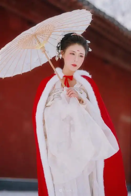 打着纸扇倾国倾城古装美女图片