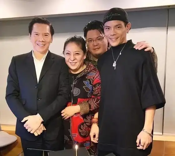 向佐和向佑,同样是向华强和陈岚的儿子,为何生活截然不同__财经头条