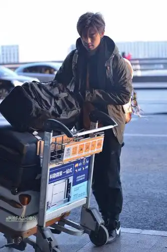 陈柏霖出发时私服私物