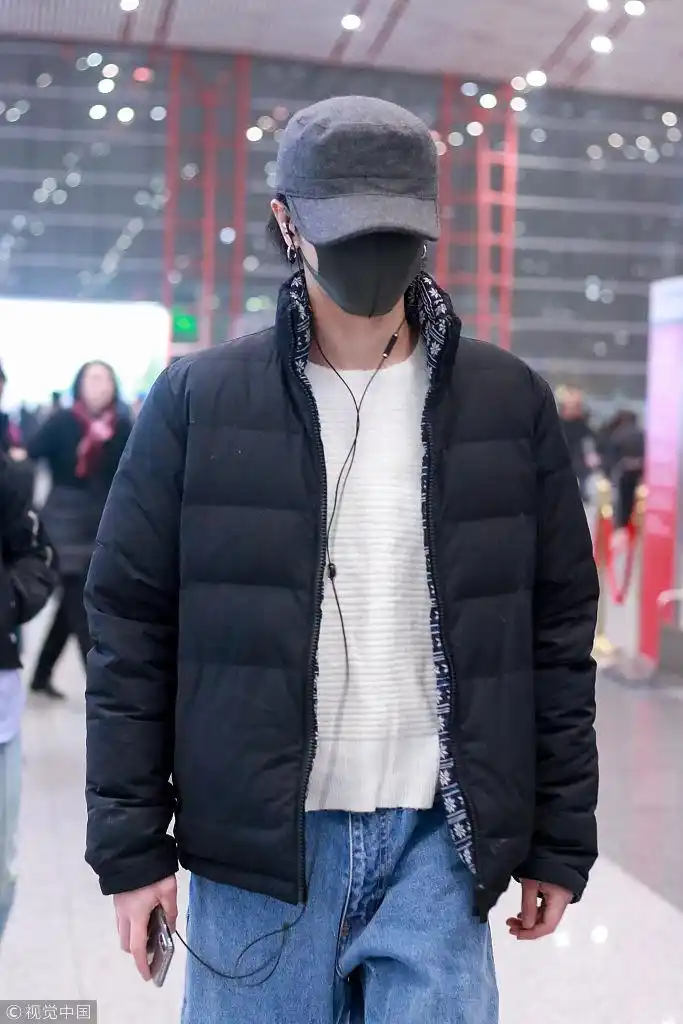 防拍有道!华晨宇口罩帽子全副武装不见脸 低头玩手机懒理镜头
