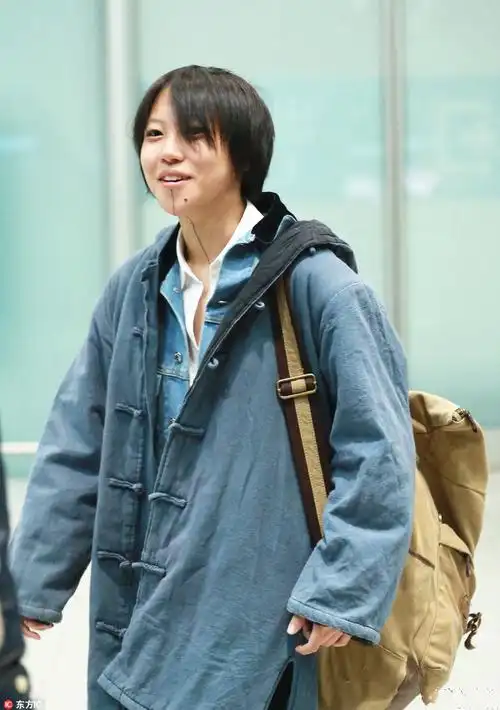 原创窦靖童带妹妹出街t恤配丝绒裤显成熟窦佳嫄红发好有个性