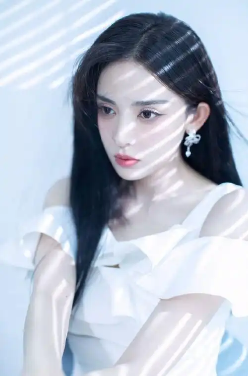 古力娜扎真是美得无死角穿白色露肩裙清纯可人五官精致太加分
