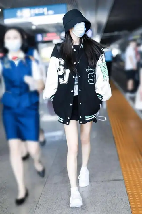 杨幂最新机场街拍来了,穿棒球服扮"下衣失踪",细腿根本不用p|杨幂|下