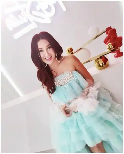 温碧霞53岁一样年轻貌美,卷发造型搭配红色印花裙,年轻20岁不止_女性