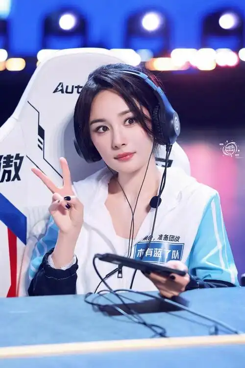 晚安咪语##杨幂开叉绣花拖尾裙##杨幂时代少年团模仿貂蝉