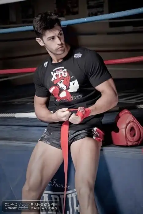 帅哥大秀人鱼线